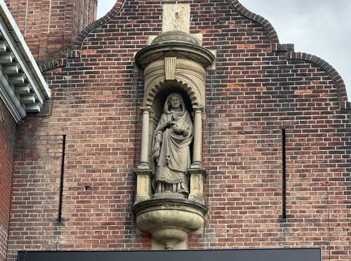 Dame Allan Statue
